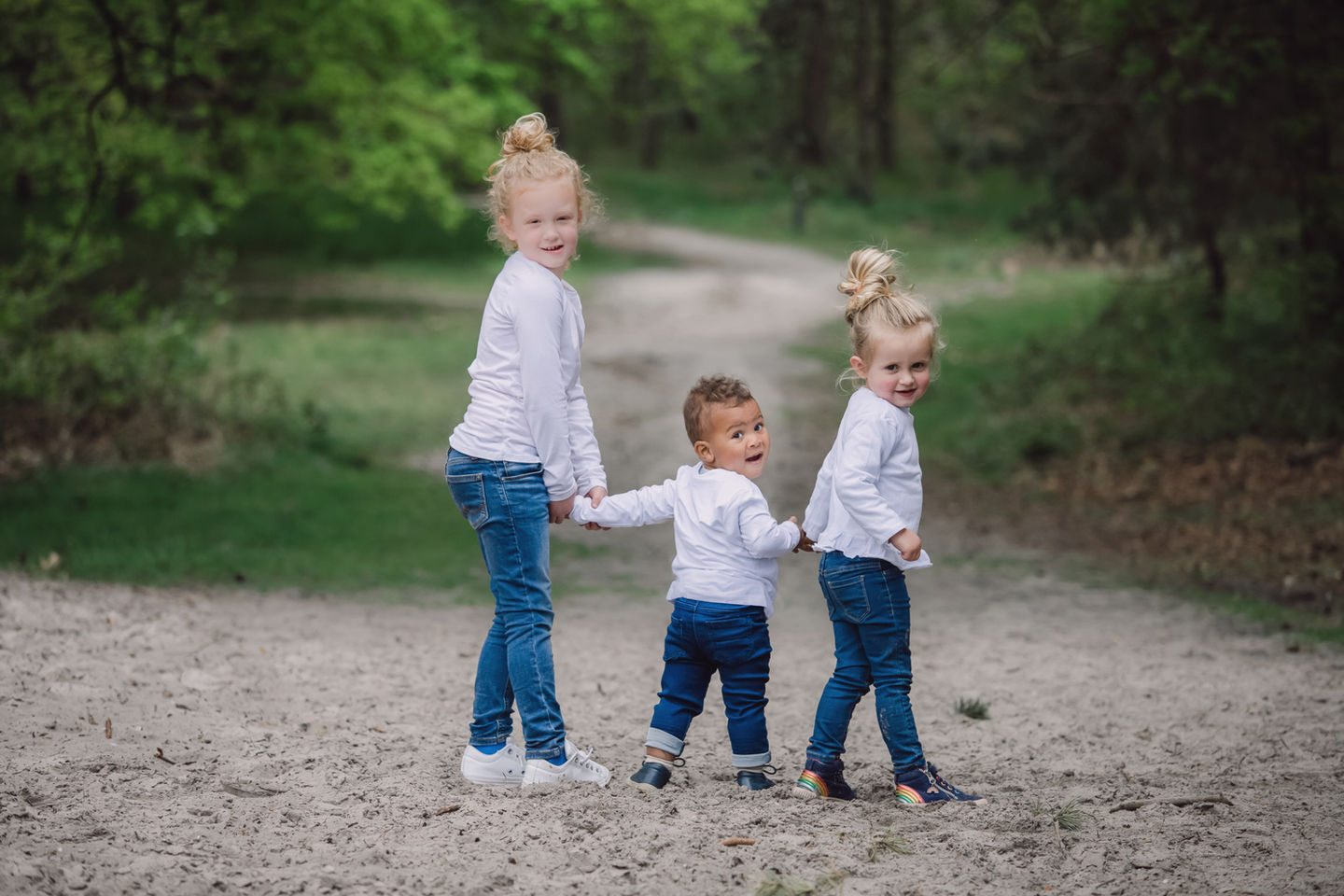 kind lacht tijdens buitenshoot