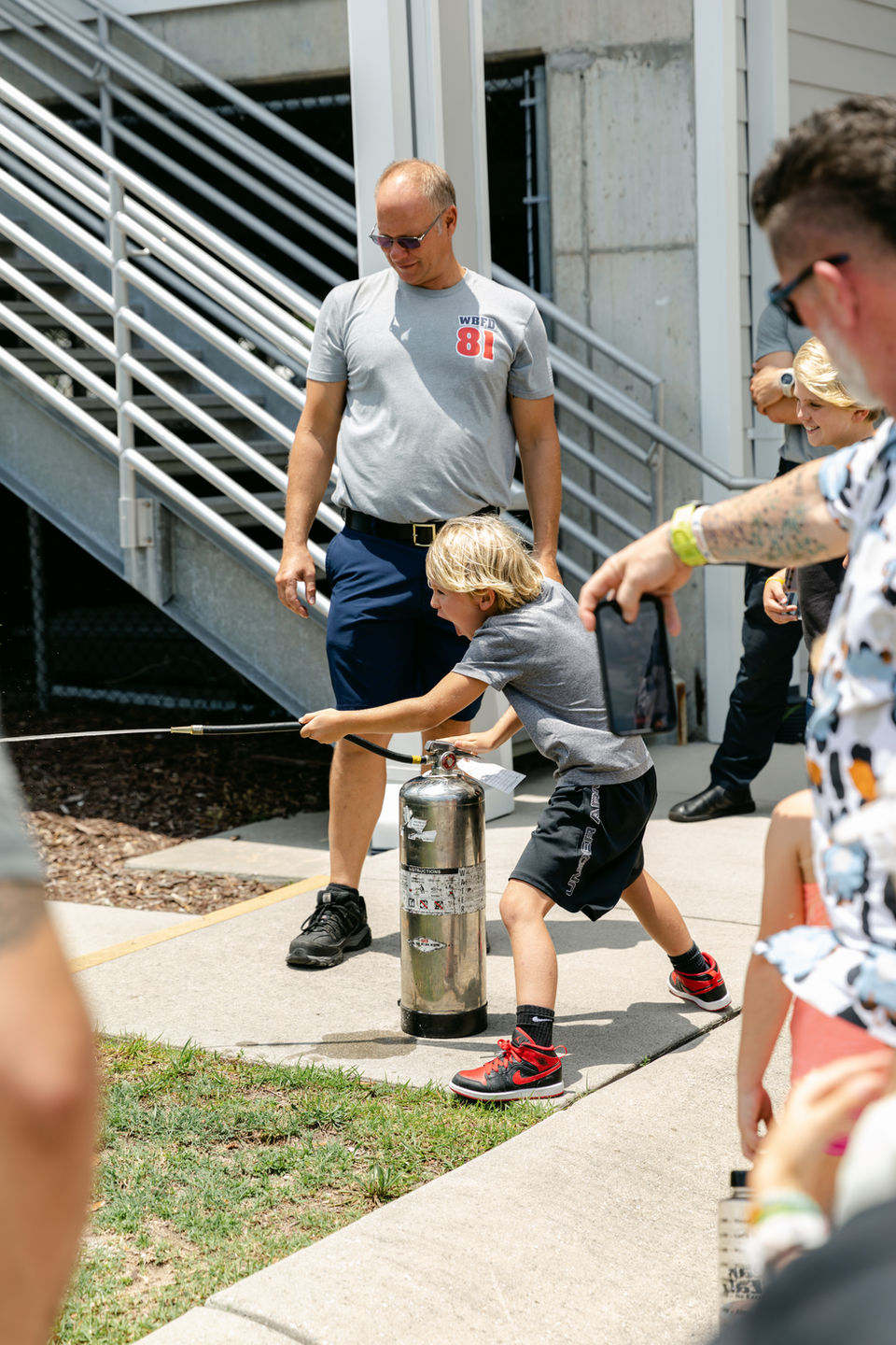 Working a fire extinguisher
