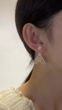 Küçük resim: İthal Tasarım Balık Kuyruğu Küpe Gold Renk 