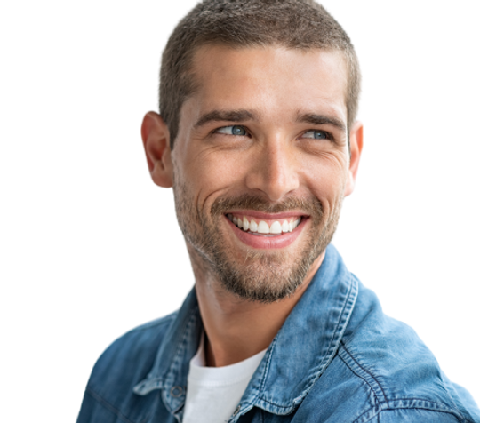 un homme souriant avec des dents