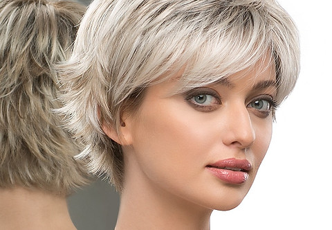 Mujer con peluca oncológica corta rubia tipo Shaggy, es el modelo Vibrant de Rokoko