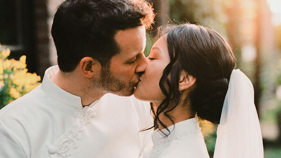 Brautpaar im warmen Herbstlicht bei einer Hochzeit in Deutschland