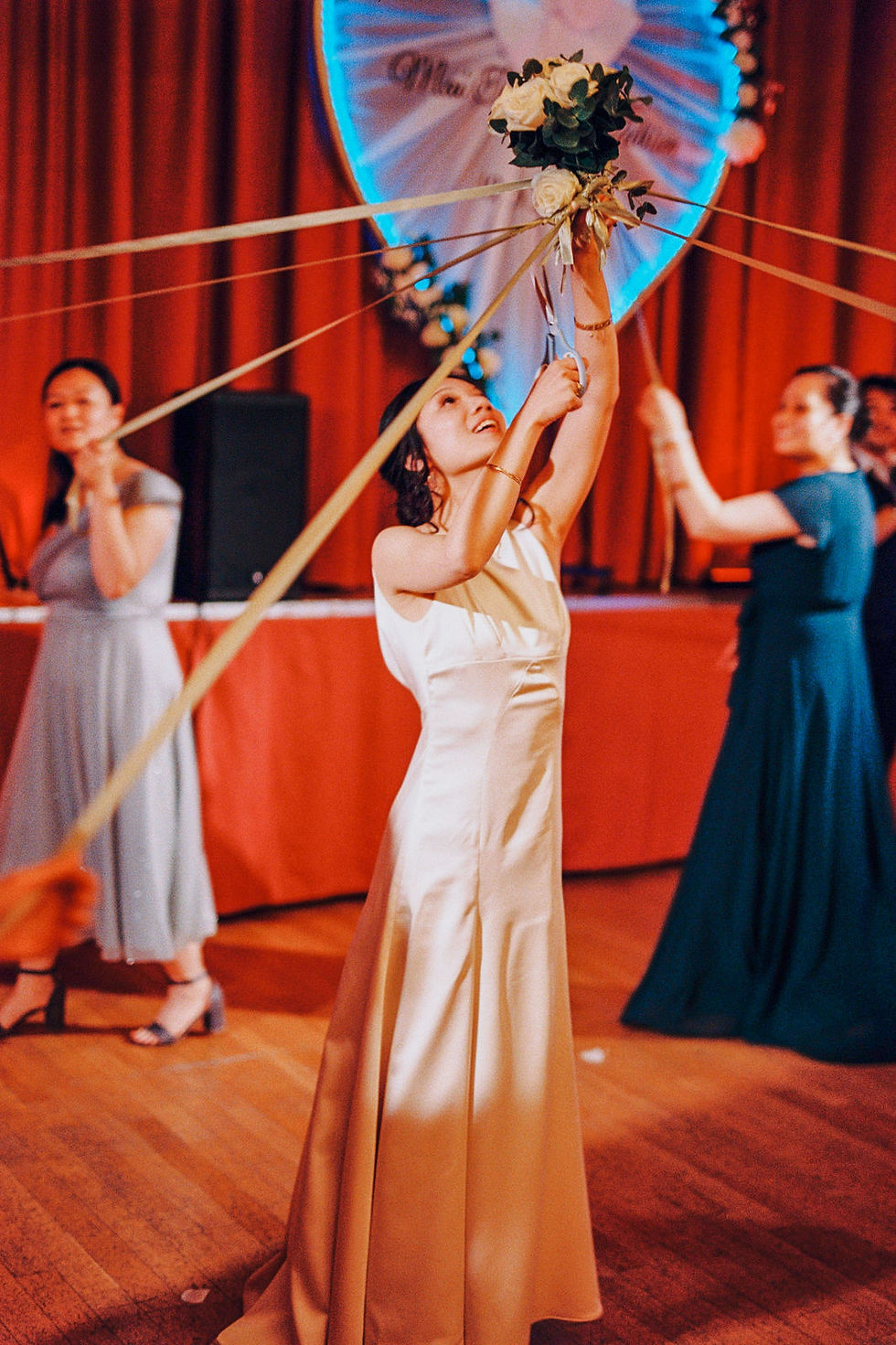 Wedding reception and dinner in a full-day timeline