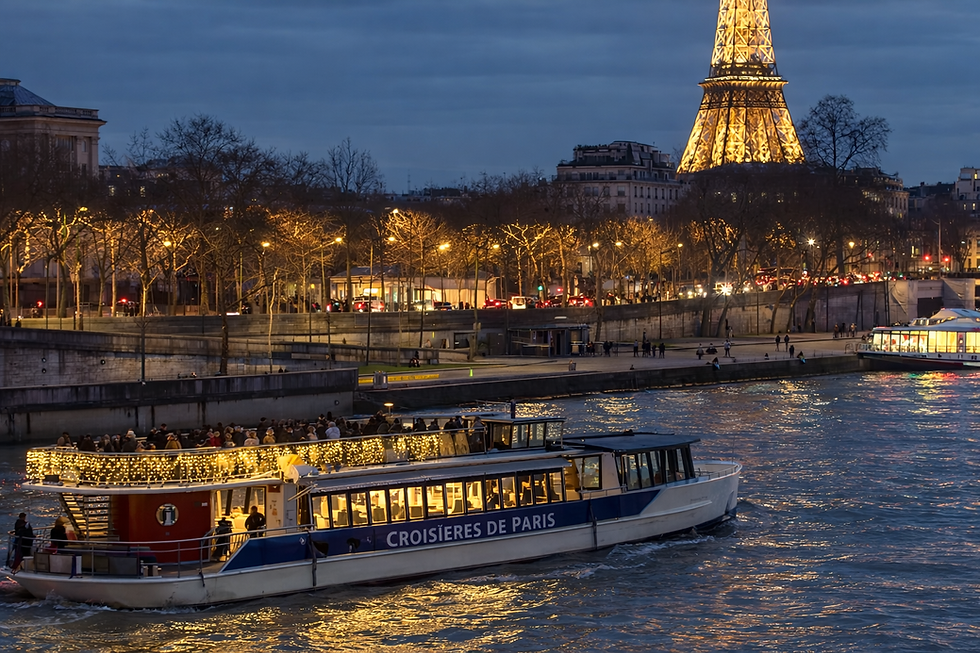 夜のセーヌ川で、イルミネーションが輝く観光船が進む。背景にはエッフェル塔がライトアップされ、川岸の木々が並ぶ。