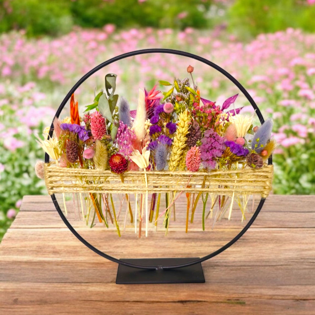 Speelse droogbloemenkrans op voet | Personaliseer je kleur!