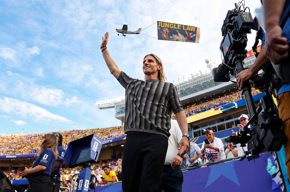 Ecuador Futbol Manager waving at the fans
