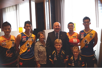 Sir Cosgrove and Lady Cosgrove with the Scorpions players and Auskick representatives 科斯格罗夫阁下及其夫人与蝎子队队员和Auskick代表合照