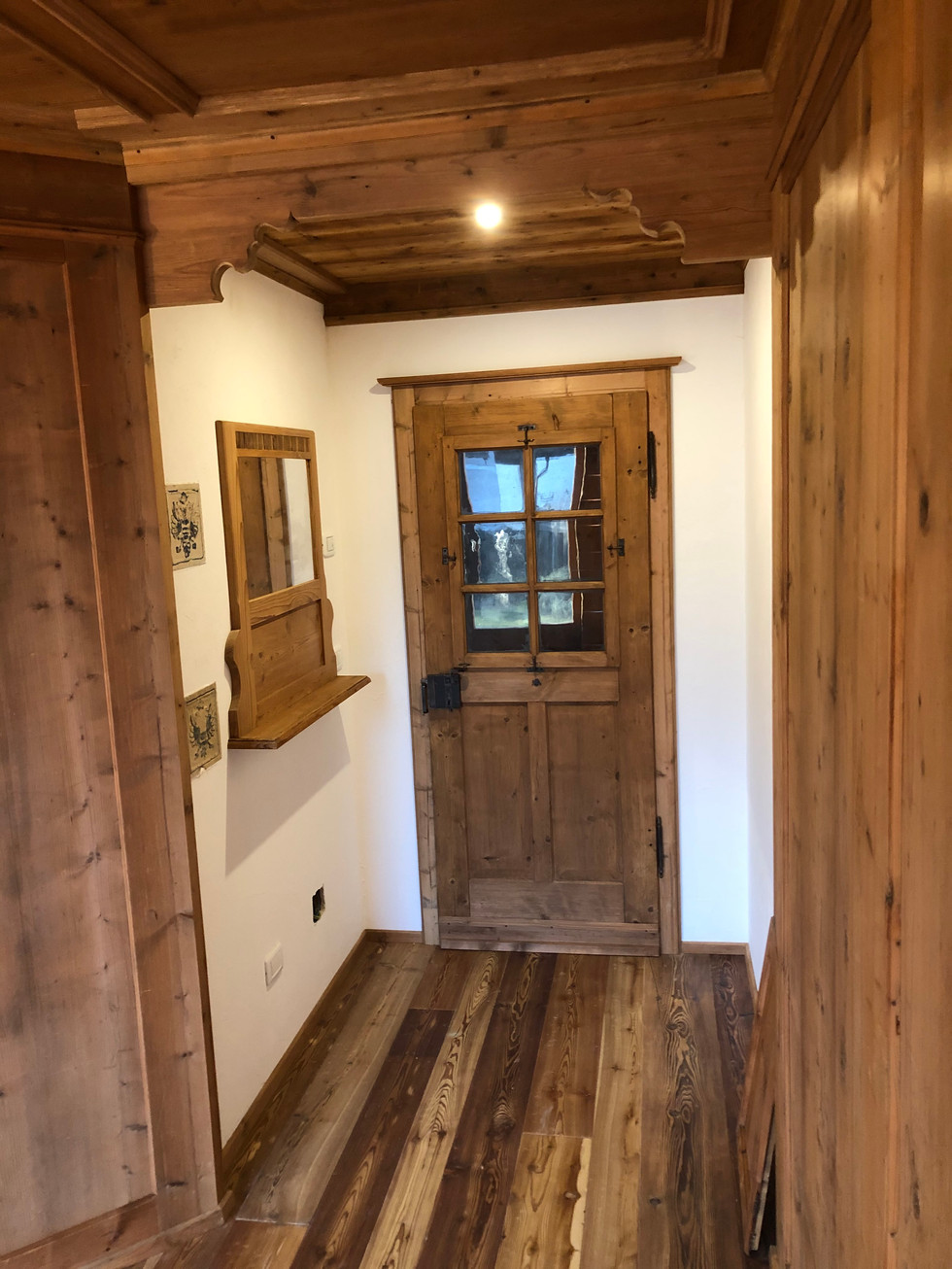 Ingresso rustico con porta in legno