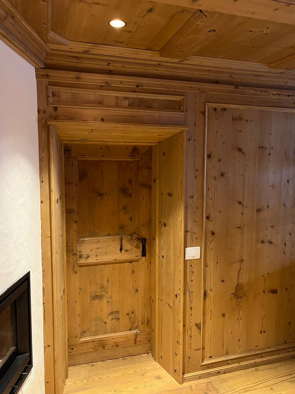 Boiserie in legno di pino cembro
