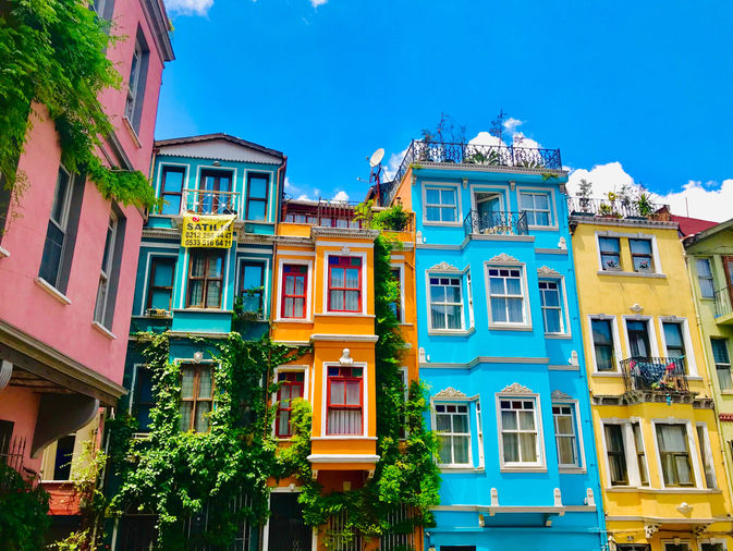 colorful buildings in Balat Istanbul with vibrant facades – famous Instagram spot in Istanbul