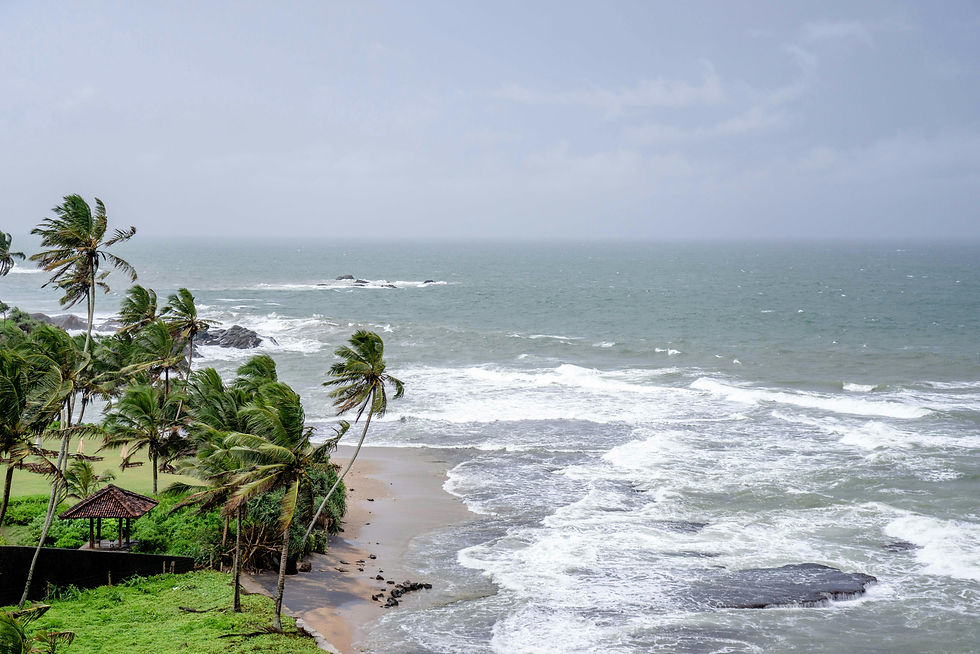 Surfbedingungen in Hiriketiya während der Regenzeit in Sri Lanka