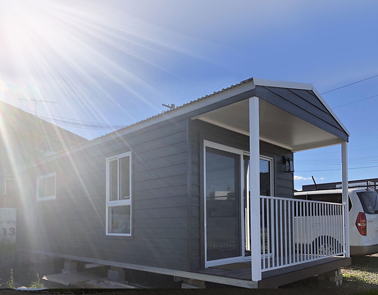With a width of 3.45m, length of 7.95m, and height of 2.6m, this foldable house provides an area of 27.43㎡, with an additional deck measuring 1.2×3.45m for outdoor relaxation.
