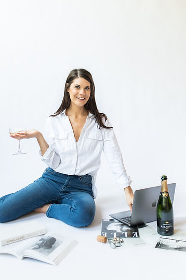SEO Copywriter For Coaches Featuring Copywriter Sitton On Floor With Laptop
