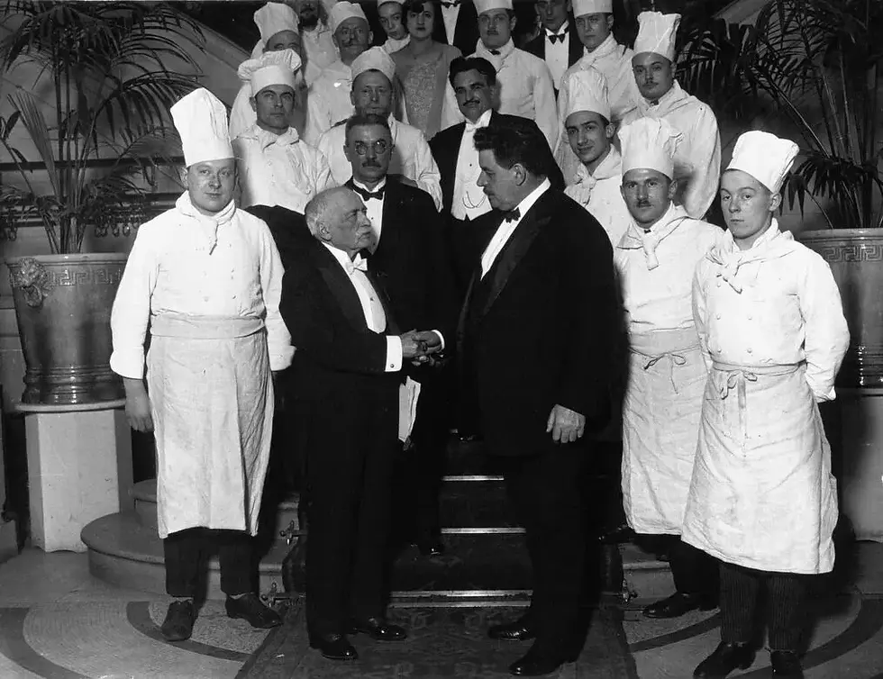 1928, Banquet au Palais d'Orsay en l'honneur d'Auguste Escoffier, meilleur cuisinier de France, ici avec Edouard Herriot, photographie de presse, Agence Meurisse