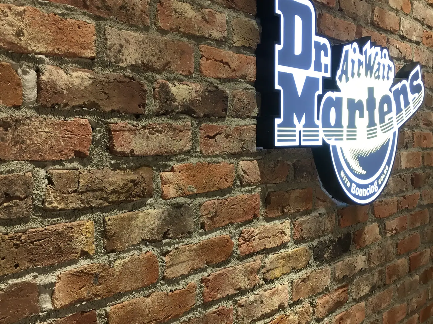 キャン’エンタープライゼズのイギリスの古レンガをモチーフとして作られたブリックタイルCAN’BRICK「MANCHESTER – マンチェスター(MC)」を使った空間。