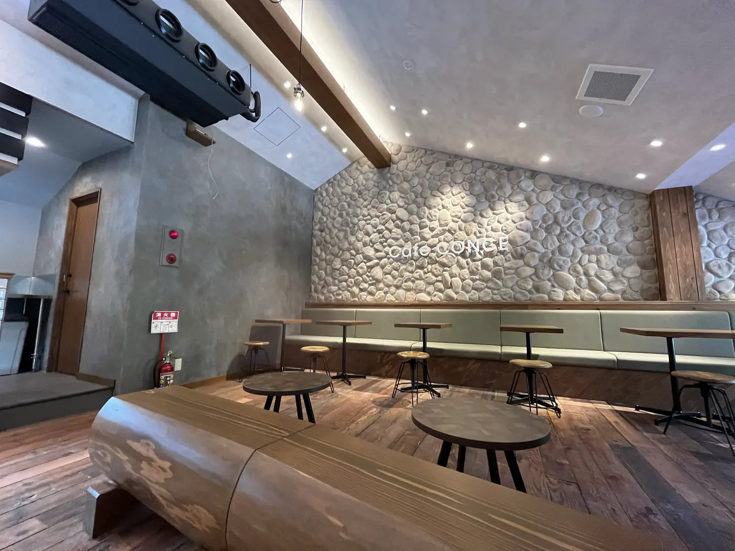 キャン’エンタープライゼズの川床で何年にもわたって転がり、丸みを帯びた石をイメージした擬石・壁材CAN’STONE「RiverRock – リバーロック(RIV)」。を使った空間。