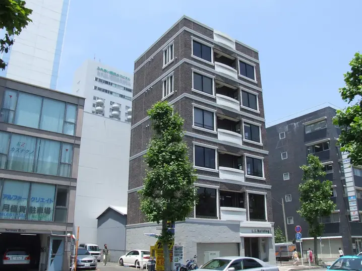 ブリックタイルCAN’BRICK「クロブリ(BK-1)」 ビル外装デザイン 黒いタイル ブリック調