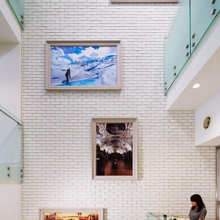 キャン’エンタープライゼズの白い古煉瓦の意匠を再現したブリックタイル、CAN’BRICK「SHIRO BRI – シロブリ（WH）」を使った空間。