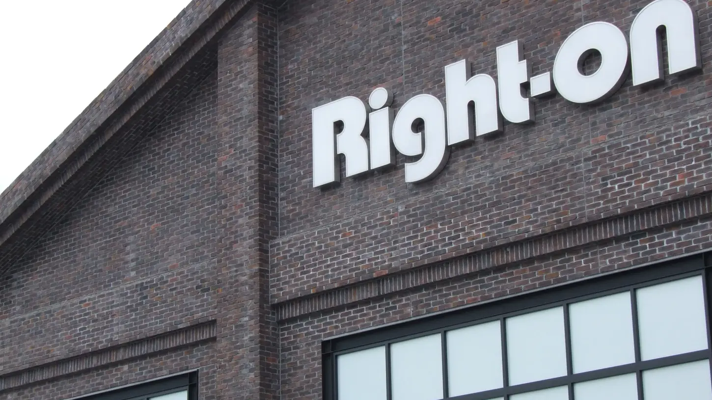 キャン’エンタープライゼズの経年変化による欠けや汚れまでを忠実に模したブリックタイル、CAN’BRICK「CAMBRIDGE – ケンブリッジ(CB)」を使った空間。