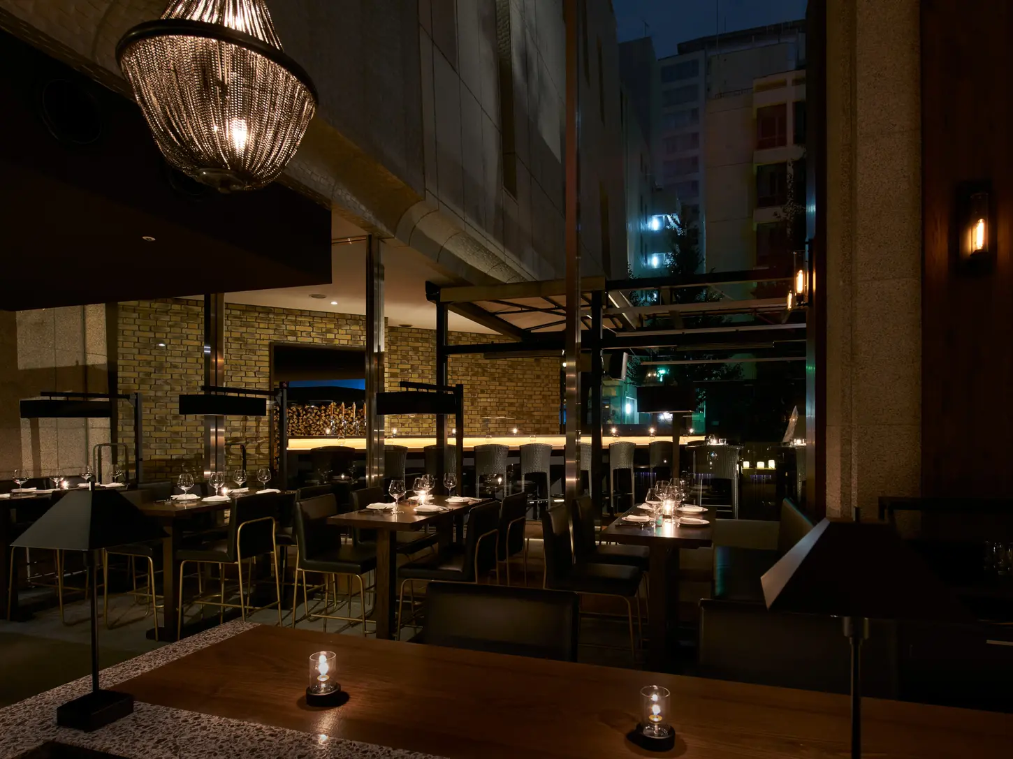 キャン’エンタープライゼズの経年変化による欠けや汚れまでを忠実に模したブリックタイル、CAN’BRICK「CAMBRIDGE – ケンブリッジ(CB)」を使った空間。