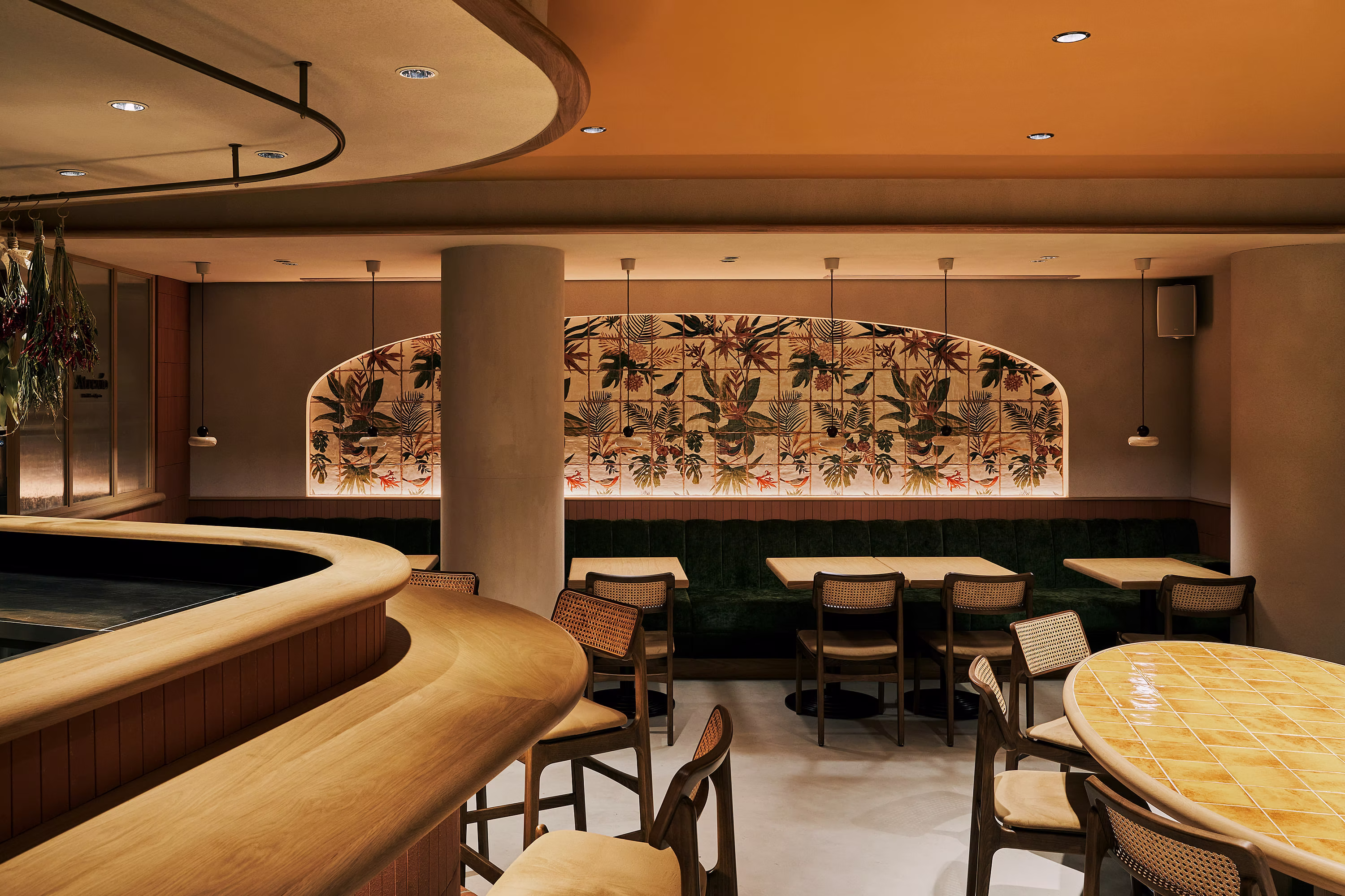 MAINZU LIVORNO装飾壁全景 アーチ型 オリエンタルタイル施工