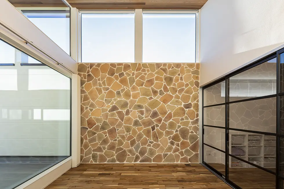 キャン’エンタープライゼズのアメリカ西部の砂岩に囲まれた渓谷、大自然の力強さをイメージして乱形形状に再現した石積み調の擬石・壁材CAN’STONE「ROUND CANYON – ラウンドキャニオン(ROC)」を使った空間。