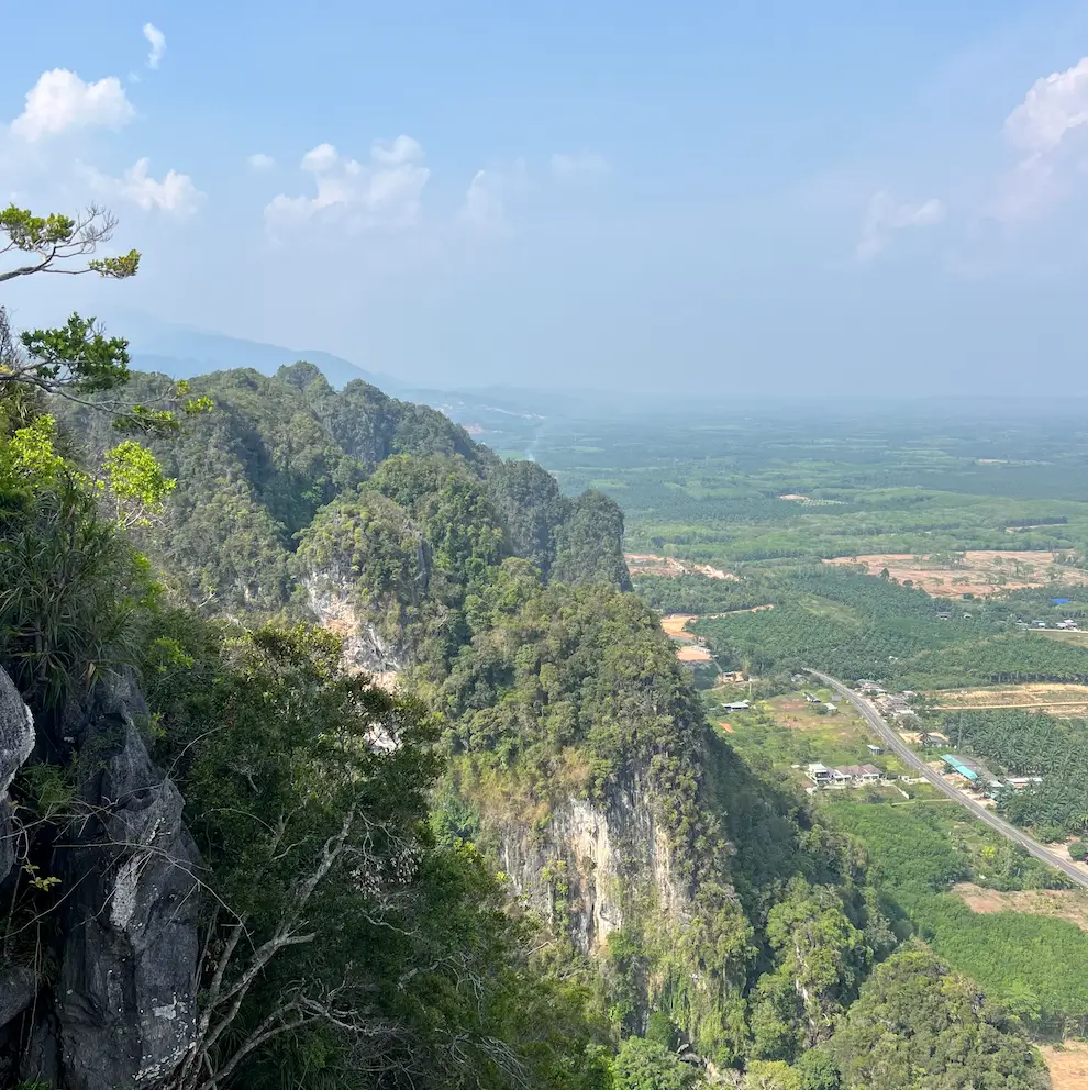 רילוקיישן לתאילנד - על הר של מקדש