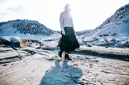 砂漠を歩くガール