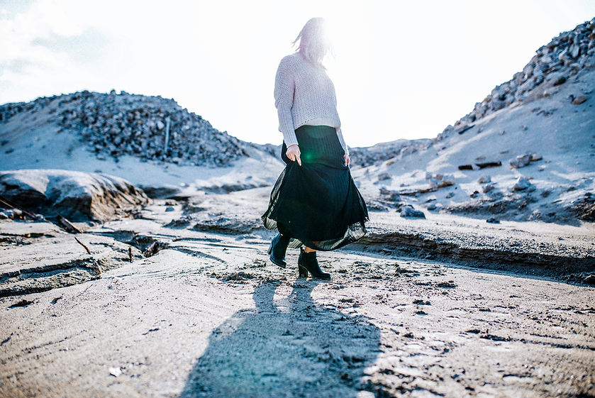 Muchacha que recorre en un desierto