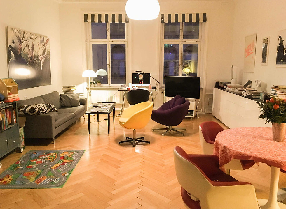 Fredrik Strage har intervjuat stjärnor i mer än ett kvarts sekel. Sedan 2016 bjuder han hem intressanta personer till sin lägenhet på Kungsholmen i Stockholm för podcasten Hemma hos Strage för att prata om och lyssna på musik.  Foto: Sara Hansby Reis
