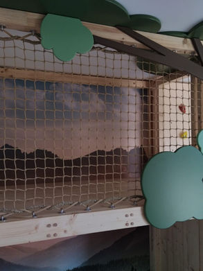 Salle de jeux pour chambre d'enfants avec mur d'escalade et échelle Montessori  