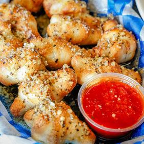 garlic knots at gus's new york pizza