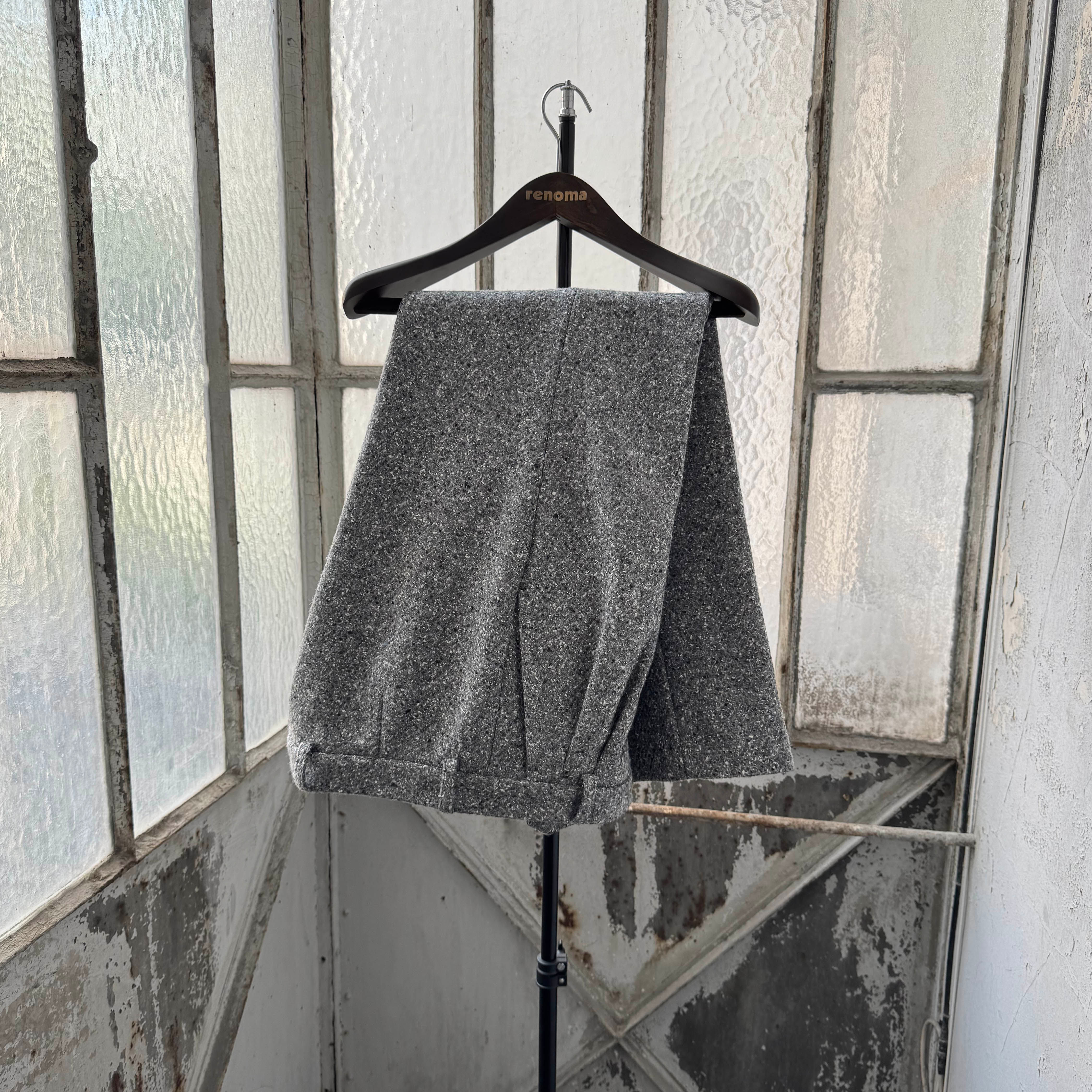 グレーのワイドレッグプリーツパンツ