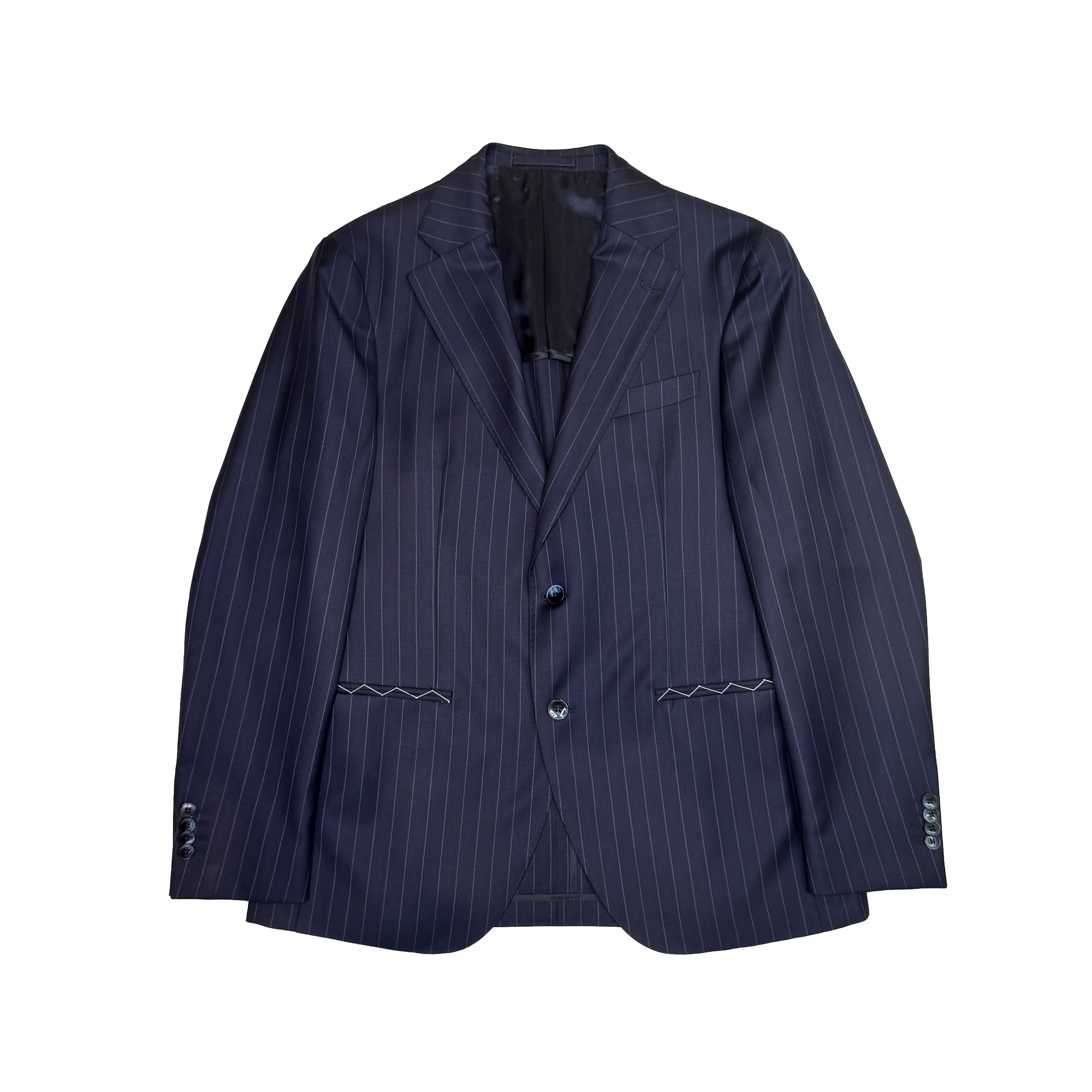 濃紺のストライプのスーツ