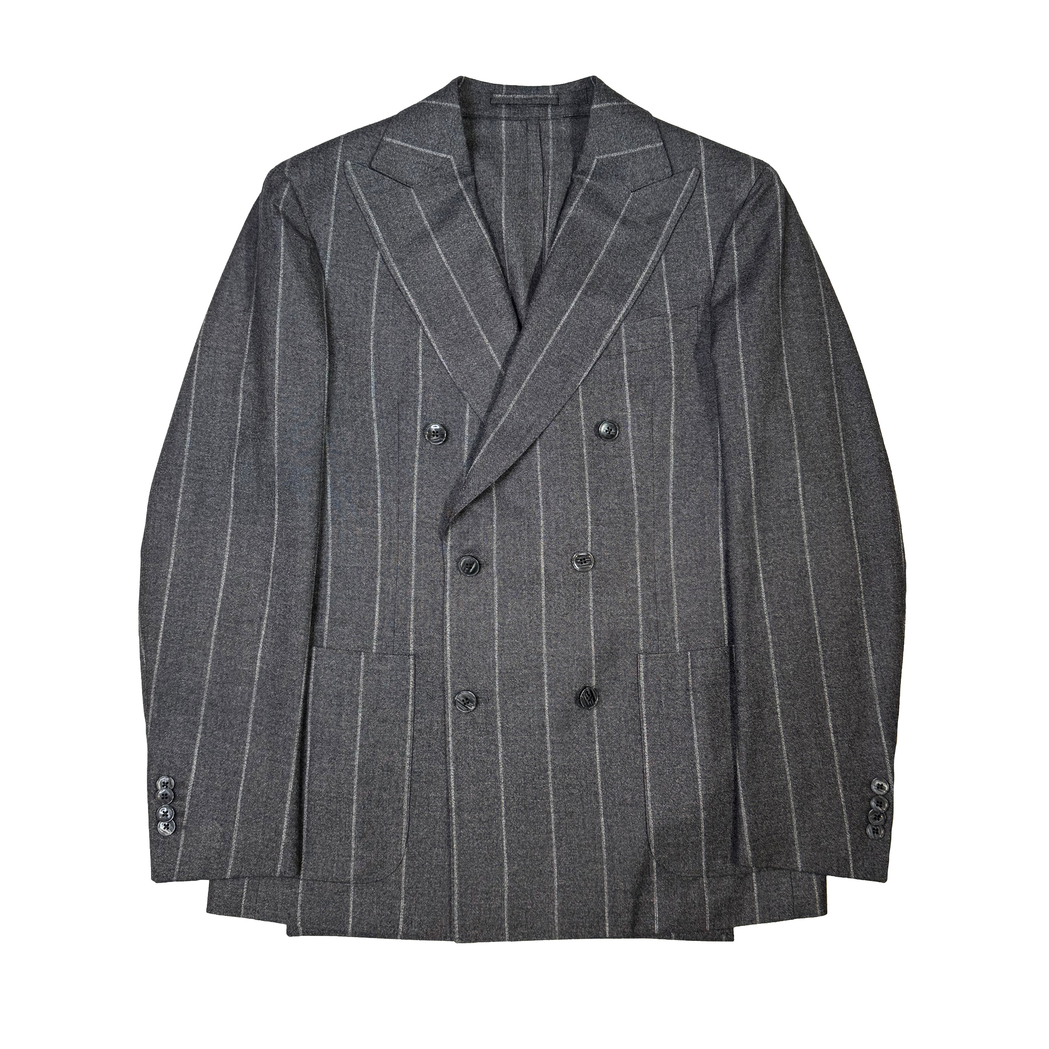 チョークストライプのグレーのスーツ
