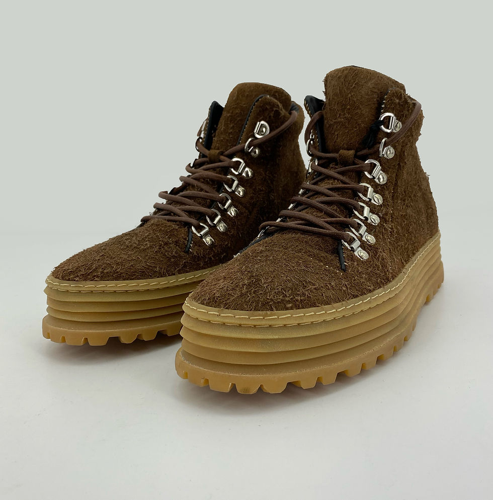 サムネイル： チャンキーソールのブーツ