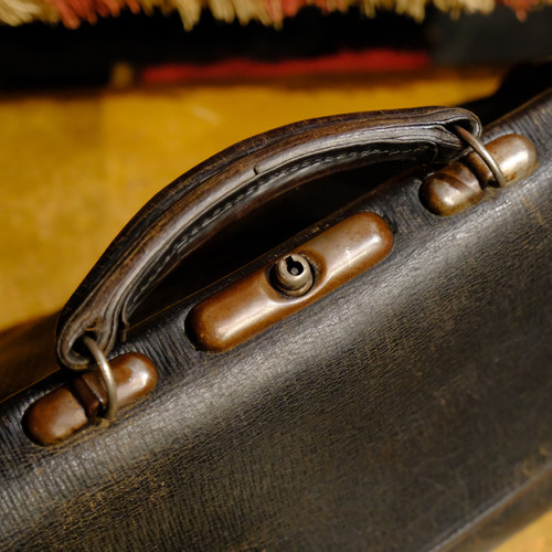 1920-1940s Vintage Leather Doctor's Bag | qosmos