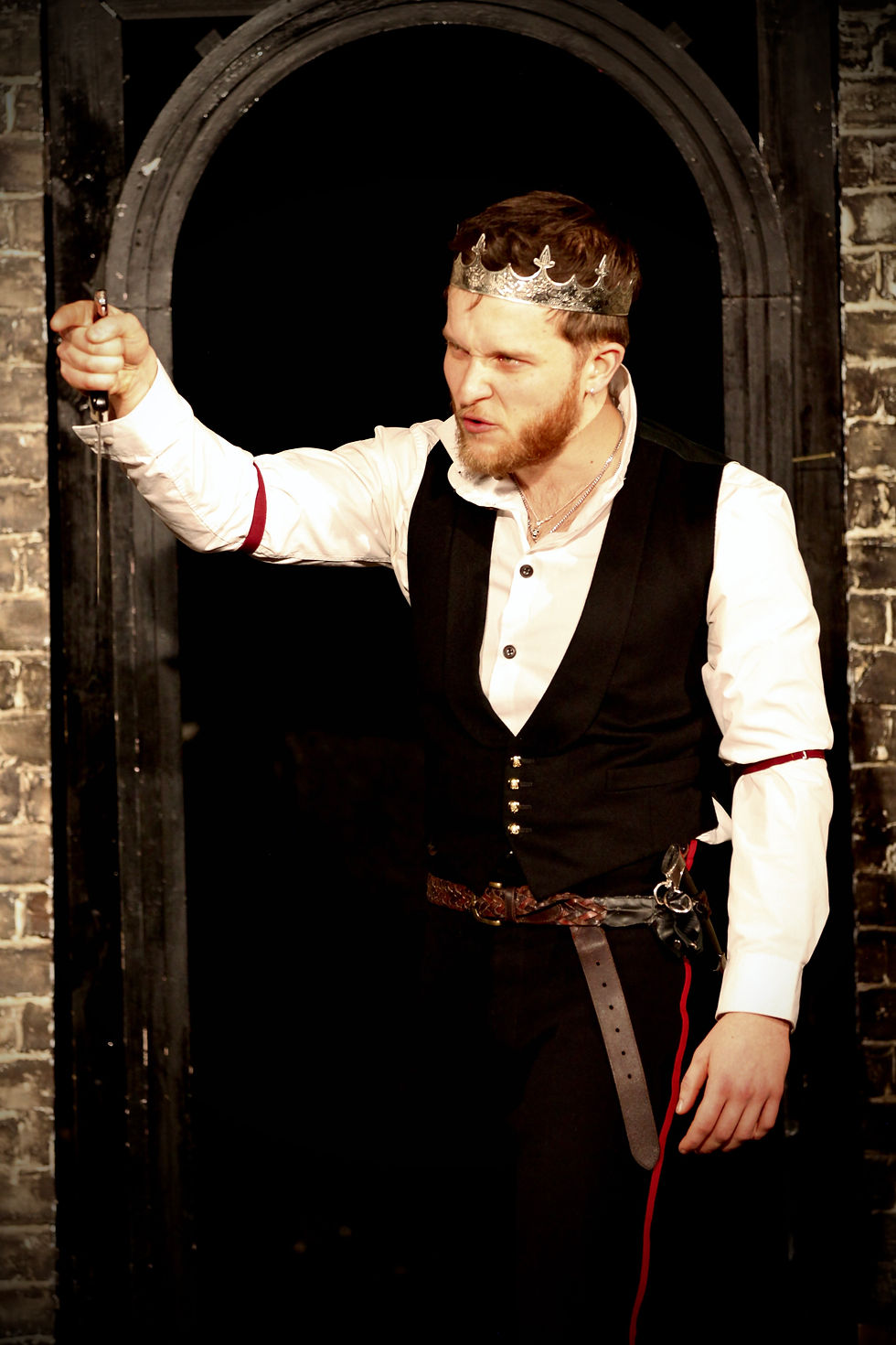 Rob Wolfe as Macbeth (c) Dickens Theatre Company