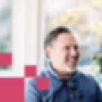 Man som ler mot kollega