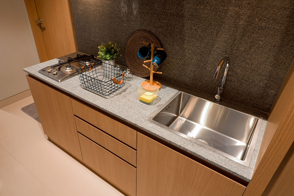 Backsplash dengan batu alam terlihat elegan dan memberikan kesan bersih.