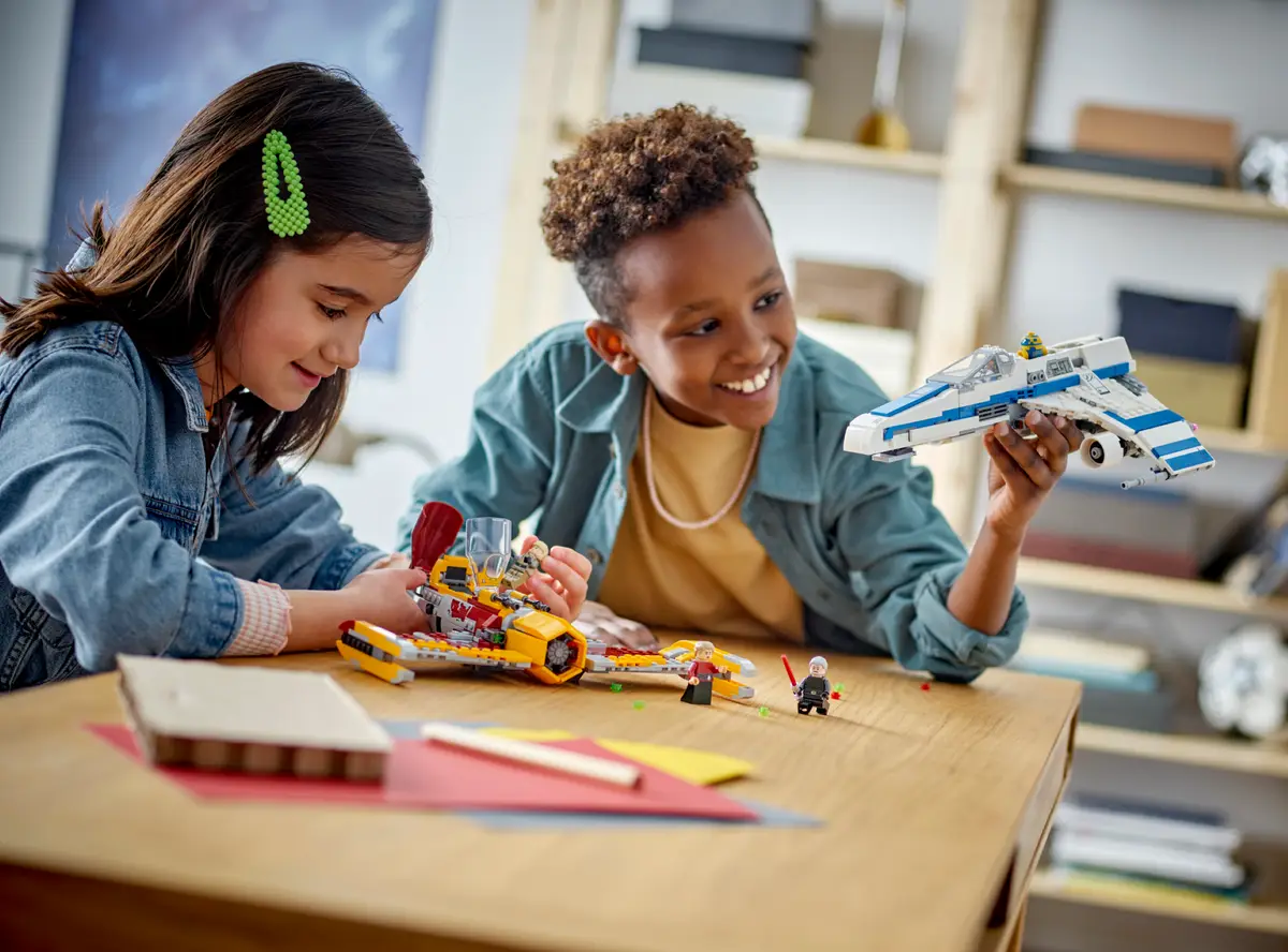 LEGO Star Wars 75364 New Republic E-Wing vs. Shin Hatis Starfighter