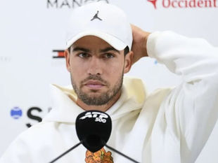 ALCARAZ SE BAJA DE WIMBLEDON: LA LESIÓN EN LA MUÑECA LO DEJA SIN GIRA EN LONDRES