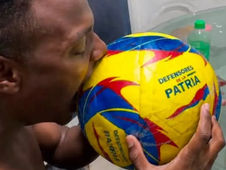 Ofensivo: entrega presidente colombiano balones con logo de su partido a damnificados por terremoto