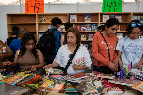Asisten más de un cuarto de millón de personas a remate de libros y películas en la CDMX