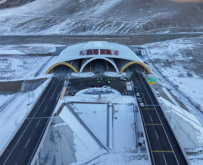 Otra maravilla: inaugura China túnel más largo del mundo 