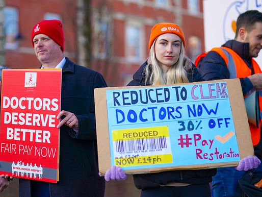 Estallan médicos residentes la huelga más larga de la historia del Servicio Nacional de Salud inglés