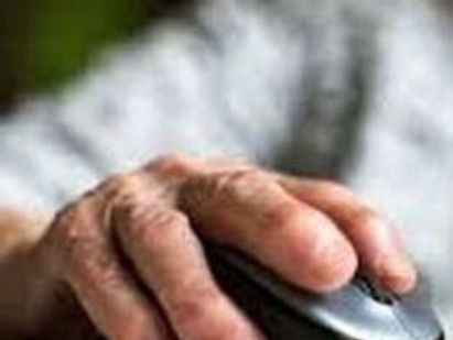 Prejuicios y brecha tecnológica, desafíos que enfrentan adultos mayores en mercado laboral