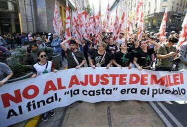 Protesta de jubilados y trabajadores argentinos contra Milei y su plan de reforma laboral