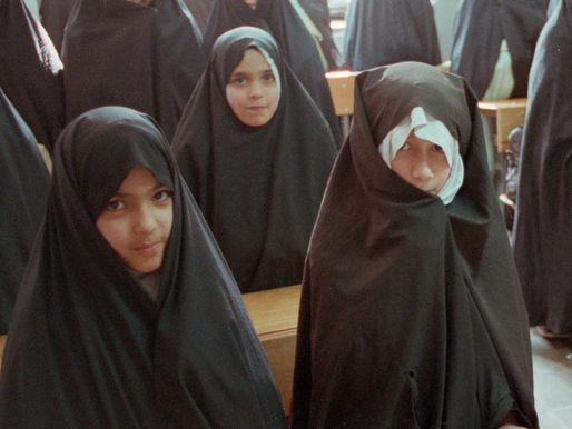 Ratifican en Irán ley que eleva sanciones a mujeres por no usar velo