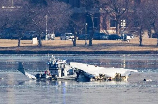 Demandan a autoridades de aviación, ejército y línea aérea por accidente fatal en Washington